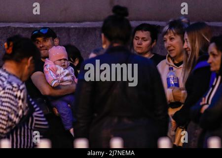 Dnipro, Dnipro, Ukraine. 10.. Mai 2022. Die Ukrainer warten auf den Zug nach Lemberg in der Hoffnung, nach Polen zu fliehen, da die russische Invasion der Ukraine fortgesetzt wird. (Bild: © Daniel Ceng Shou-Yi/ZUMA Press Wire) Stockfoto