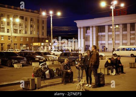 Dnipro, Dnipro, Ukraine. 10.. Mai 2022. Ukrainer, einige davon Kinder und Kinder, warten nachts auf den Zug nach Lemberg, in der Hoffnung, nach Polen zu fliehen, da die russische Invasion der Ukraine fortgesetzt wird. (Bild: © Daniel Ceng Shou-Yi/ZUMA Press Wire) Stockfoto