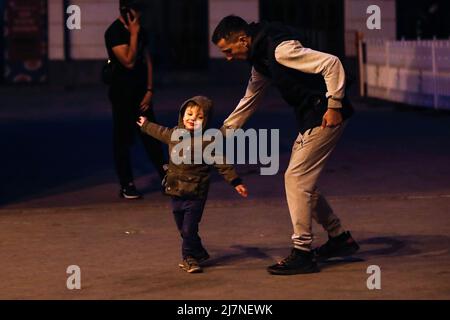 Dnipro, Dnipro, Ukraine. 10.. Mai 2022. Ein Ukrainer spielt mit seinem Vater, als sie auf den Zug nach Lemberg warten, in der Hoffnung, nach Polen zu fliehen, während die russische Invasion der Ukraine weitergeht. (Bild: © Daniel Ceng Shou-Yi/ZUMA Press Wire) Stockfoto