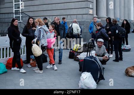 Dnipro, Dnipro, Ukraine. 10.. Mai 2022. Die Ukrainer warten auf den Zug nach Lemberg in der Hoffnung, nach Polen zu fliehen, da die russische Invasion der Ukraine fortgesetzt wird. (Bild: © Daniel Ceng Shou-Yi/ZUMA Press Wire) Stockfoto