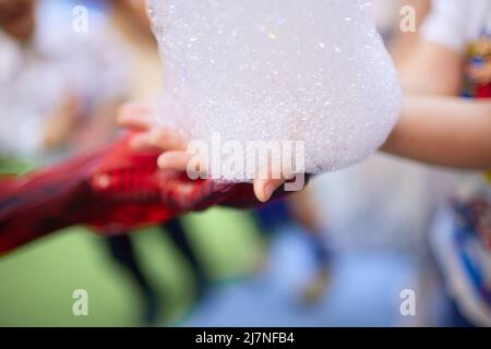 Kinder Hände in Seifenschaum.Reinigen Hände Konzept. Hygiene und Gesundheit Stockfoto