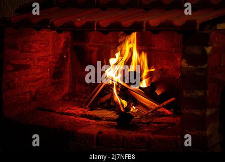 Foto der Flammen im Kamin. Brennendes Holz. Gemauerter Kamin Stockfoto