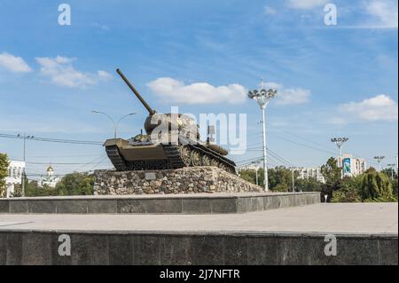 TIRASPOL, TRANSNISTRIEN – 16. OKTOBER 2015: T34 Panzerdenkmal zu Ehren des Sieges im Großen Vaterländischen Krieg in Tiraspol, der Hauptstadt des prorussischen Breakas Stockfoto