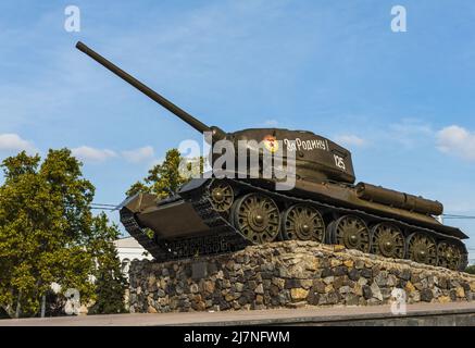 TIRASPOL, TRANSNISTRIEN – 16. OKTOBER 2015: T34 Panzerdenkmal zu Ehren des Sieges im Großen Vaterländischen Krieg in Tiraspol, der Hauptstadt des prorussischen Breakas Stockfoto