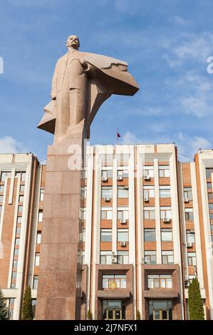 TIRASPOL, TRANSNISTRIEN – 16. OKTOBER 2015: Parlamentsgebäude und Statue von Wladimir Leninr in Tiraspol, der Hauptstadt der prorussischen Brea Stockfoto