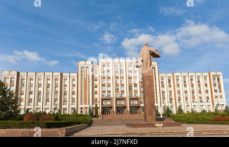 TIRASPOL, TRANSNISTRIEN – 16. OKTOBER 2015: Parlamentsgebäude und Statue von Wladimir Leninr in Tiraspol, der Hauptstadt der prorussischen Brea Stockfoto