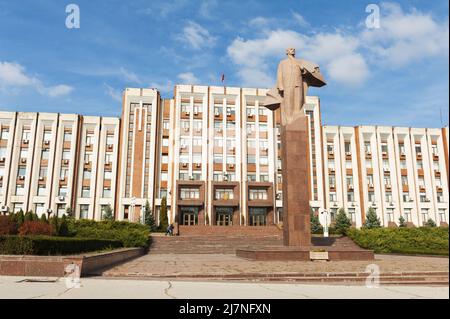 TIRASPOL, TRANSNISTRIEN – 16. OKTOBER 2015: Parlamentsgebäude und Statue von Wladimir Leninr in Tiraspol, der Hauptstadt der prorussischen Brea Stockfoto