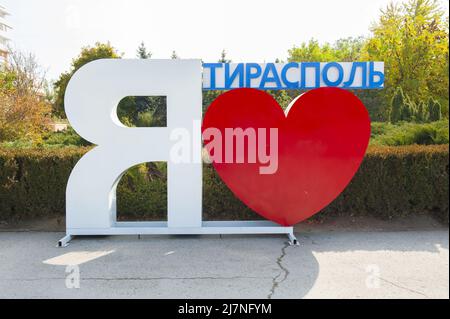 TIRASPOL, TRANSNISTRIA – 16. OKTOBER 2015: Skulptur aus Zeichen und Herz mit der Aufschrift „Ich liebe Tiraspol“. Tiraspol ist die Hauptstadt der prorussischen Abspaltung Stockfoto