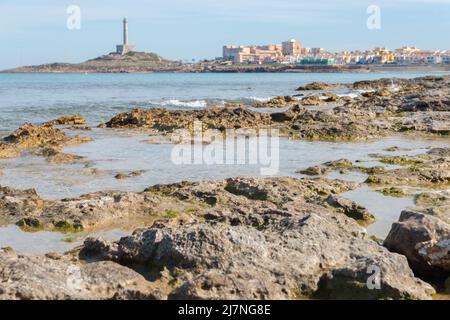 CABO DE PALOS, SPANIEN - 07. FEBRUAR 2019 der wichtigste Leuchtturm in der Region Murcia, erbaut 1864, liegt auf einer felsigen Landzunge in Cabo de P Stockfoto