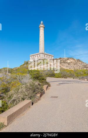 CABO DE PALOS, SPANIEN - 07. FEBRUAR 2019 der wichtigste Leuchtturm in der Region Murcia, erbaut 1864, liegt auf einer felsigen Landzunge in Cabo de P Stockfoto