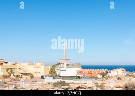 CABO DE PALOS, SPANIEN - 07. FEBRUAR 2019 der wichtigste Leuchtturm in der Region Murcia, erbaut 1864, liegt auf einer felsigen Landzunge in Cabo de P Stockfoto