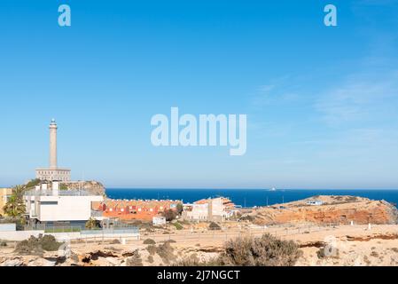 CABO DE PALOS, SPANIEN - 07. FEBRUAR 2019 der wichtigste Leuchtturm in der Region Murcia, erbaut 1864, liegt auf einer felsigen Landzunge in Cabo de P Stockfoto