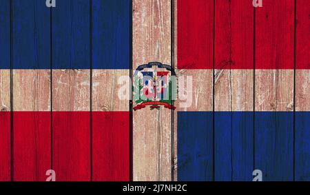 Draufsicht auf Old Painted Flagge der Dominikanischen Republik auf dunklen Holzzaun, Wand. patriot und Reisekonzept. Kein Fahnenmast. Ebenendesign, Layout. Alarmmeldung Stockfoto