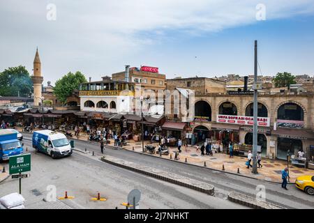 Sanliurfa, Türkei - Mai 2022: Blick auf die Altstadt von Sanliurfa. Urfa ist eine historische Großstadt im Südosten der Türkei Stockfoto