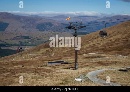 Editorial Schottland, Großbritannien - 23. April 2022: Gondeln auf der Nevis-Strecke, die bis zum Beginn des Skigebiets in Fort William, Schottland, Großbritannien, 650ft steigen Stockfoto