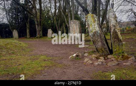 Die stehenden Steine auf dem bronzezeitlichen Friedhof Clava Cairns in der Nähe von Culloden in Schottland, Großbritannien Stockfoto