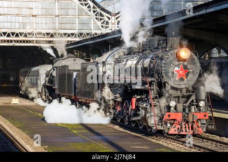 Retro Dampflokomotive steht auf dem Bahnhof Stockfoto