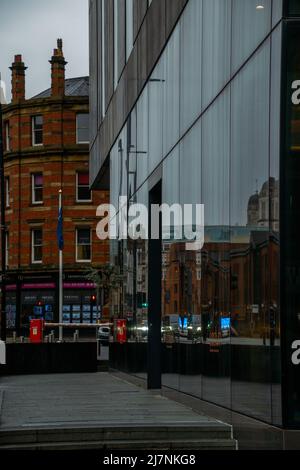 Modernes Gebäude mit Glasfassade an der Hauptstraße in Deansgate, Manchester, Greater Manchester, Großbritannien. Stockfoto