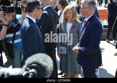 Minister für Ernährung und Landwirtschaft Cem Özdemir und Botschafter der Ukraine in Deutschland Andrij Melnyk am 8. Mai 2022 bei der Gedenkstätte für den sowjetischen Krieg im Tiergarten im Zentrum Berlins. Stockfoto