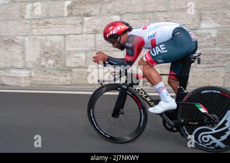 BUDAPEST, UNGARN - 07. MAI 2022: Profi-Radfahrer Fernando Gaviria UAE TEAM EMIRATES Giro D'Italia Etappe 2 Zeitfahren - Radrennen am 07. Mai 202 Stockfoto