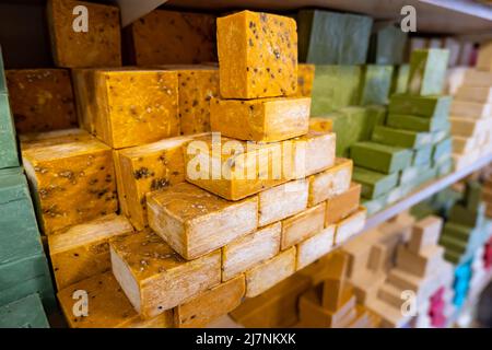 Traditionelle Bio-Seife (Bittim-Seife) in Mardin, Türkei. Craft mehrfarbige natürliche organische Seifenstücke sind in Mardin berühmt und beliebtes Souvenir Stockfoto