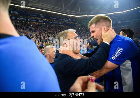 Aufstieg von Schalke, Jubel Peter KNAEBEL (KnÃ bel) l. (GE, Management Sport) mit Simon TERODDE (GE) Fußball 2. Bundesliga, 33. Spieltag, FC Schalke 04 (GE) - FC St. Pauli Hamburg Hamburg 3: 2, am 7.. Mai 2022 in Gelsenkirchen/Deutschland. #Die DFL-Vorschriften verbieten die Verwendung von Fotos als Bildsequenzen und/oder quasi-Video # Â Stockfoto