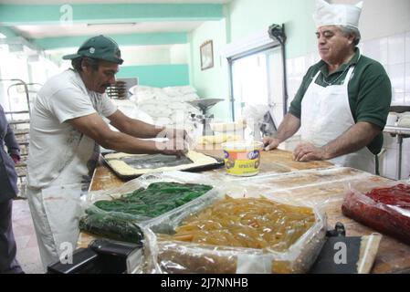 La Panaderia Ornelas en el Norte de la ciudad inicio la elaboraci – n de la tradicional rosca de reyes de manos de el jefe de panaderos Jose Luis Gallardo de 60 a–os y Guillermo Telles Fuentes de 48, ambos llevan Mas de 30 temporadas dedicados a esta Labor Stockfoto