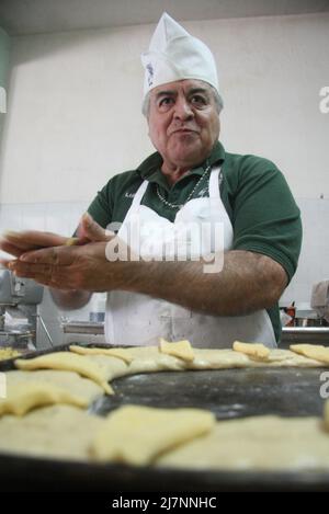 La Panaderia Ornelas en el Norte de la ciudad inicio la elaboraci – n de la tradicional rosca de reyes de manos de el jefe de panaderos Jose Luis Gallardo de 60 a–os y Guillermo Telles Fuentes de 48, ambos llevan Mas de 30 temporadas dedicados a esta Labor Stockfoto