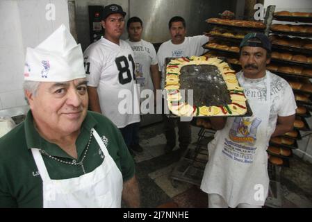 La Panaderia Ornelas en el Norte de la ciudad inicio la elaboraci – n de la tradicional rosca de reyes de manos de el jefe de panaderos Jose Luis Gallardo de 60 a–os y Guillermo Telles Fuentes de 48, ambos llevan Mas de 30 temporadas dedicados a esta Labor Stockfoto