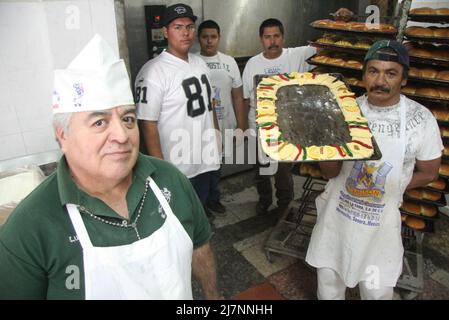 La Panaderia Ornelas en el Norte de la ciudad inicio la elaboraci – n de la tradicional rosca de reyes de manos de el jefe de panaderos Jose Luis Gallardo de 60 a–os y Guillermo Telles Fuentes de 48, ambos llevan Mas de 30 temporadas dedicados a esta Labor Stockfoto