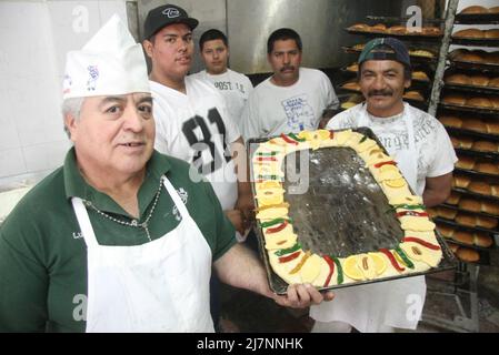 La Panaderia Ornelas en el Norte de la ciudad inicio la elaboraci – n de la tradicional rosca de reyes de manos de el jefe de panaderos Jose Luis Gallardo de 60 a–os y Guillermo Telles Fuentes de 48, ambos llevan Mas de 30 temporadas dedicados a esta Labor Stockfoto