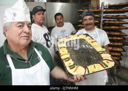 La Panaderia Ornelas en el Norte de la ciudad inicio la elaboraci – n de la tradicional rosca de reyes de manos de el jefe de panaderos Jose Luis Gallardo de 60 a–os y Guillermo Telles Fuentes de 48, ambos llevan Mas de 30 temporadas dedicados a esta Labor Stockfoto