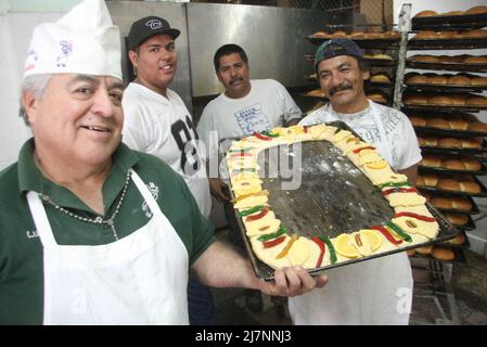 La Panaderia Ornelas en el Norte de la ciudad inicio la elaboraci – n de la tradicional rosca de reyes de manos de el jefe de panaderos Jose Luis Gallardo de 60 a–os y Guillermo Telles Fuentes de 48, ambos llevan Mas de 30 temporadas dedicados a esta Labor Stockfoto