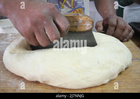 La Panaderia Ornelas en el Norte de la ciudad inicio la elaboraci – n de la tradicional rosca de reyes de manos de el jefe de panaderos Jose Luis Gallardo de 60 a–os y Guillermo Telles Fuentes de 48, ambos llevan Mas de 30 temporadas dedicados a esta Labor Stockfoto