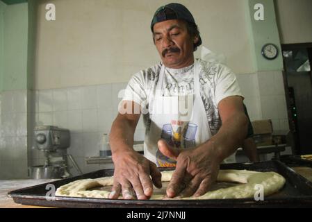 La Panaderia Ornelas en el Norte de la ciudad inicio la elaboraci – n de la tradicional rosca de reyes de manos de el jefe de panaderos Jose Luis Gallardo de 60 a–os y Guillermo Telles Fuentes de 48, ambos llevan Mas de 30 temporadas dedicados a esta Labor Stockfoto