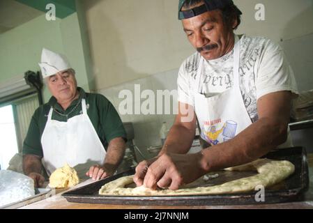 La Panaderia Ornelas en el Norte de la ciudad inicio la elaboraci – n de la tradicional rosca de reyes de manos de el jefe de panaderos Jose Luis Gallardo de 60 a–os y Guillermo Telles Fuentes de 48, ambos llevan Mas de 30 temporadas dedicados a esta Labor Stockfoto