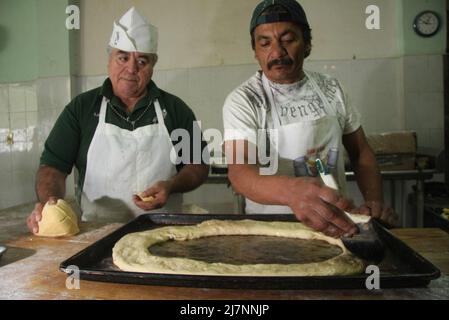 La Panaderia Ornelas en el Norte de la ciudad inicio la elaboraci – n de la tradicional rosca de reyes de manos de el jefe de panaderos Jose Luis Gallardo de 60 a–os y Guillermo Telles Fuentes de 48, ambos llevan Mas de 30 temporadas dedicados a esta Labor Stockfoto