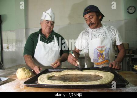 La Panaderia Ornelas en el Norte de la ciudad inicio la elaboraci – n de la tradicional rosca de reyes de manos de el jefe de panaderos Jose Luis Gallardo de 60 a–os y Guillermo Telles Fuentes de 48, ambos llevan Mas de 30 temporadas dedicados a esta Labor Stockfoto