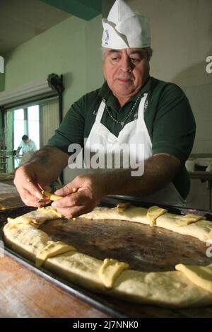 La Panaderia Ornelas en el Norte de la ciudad inicio la elaboraci – n de la tradicional rosca de reyes de manos de el jefe de panaderos Jose Luis Gallardo de 60 a–os y Guillermo Telles Fuentes de 48, ambos llevan Mas de 30 temporadas dedicados a esta Labor Stockfoto