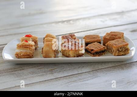 Ein Teller mit verschiedenen libanesischen Desserts. Stockfoto