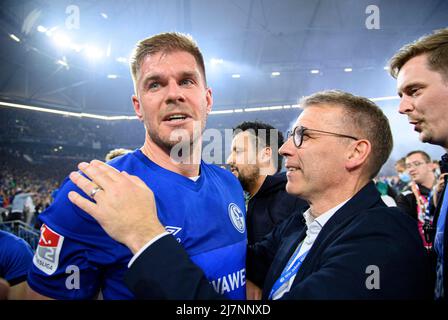 Aufstieg von Schalke, Jubel Peter KNAEBEL (KnÃ bel) r. (GE, Management Sport) mit Simon TERODDE (GE) Fußball 2. Bundesliga, 33. Spieltag, FC Schalke 04 (GE) - FC St. Pauli Hamburg Hamburg 3: 2, am 7.. Mai 2022 in Gelsenkirchen/Deutschland. #Die DFL-Vorschriften verbieten die Verwendung von Fotos als Bildsequenzen und/oder quasi-Video # Â Stockfoto