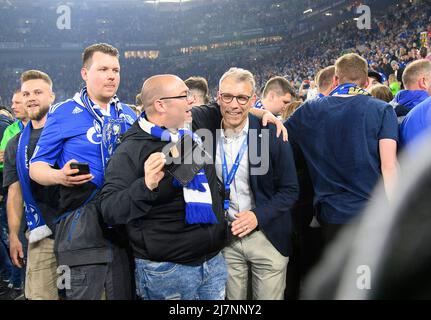 Aufstieg von Schalke, Peter KNAEBEL (KnÃ bel) r. (GE, Management Sport) mit Fans. Fußball 2. Bundesliga, Spieltag 33., FC Schalke 04 (GE) - FC St. Pauli Hamburg Hamburg 3: 2, am 7.. Mai 2022 in Gelsenkirchen/Deutschland. #Die DFL-Vorschriften verbieten die Verwendung von Fotos als Bildsequenzen und/oder quasi-Video # Â Stockfoto