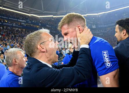 Aufstieg von Schalke, Jubel Peter KNAEBEL (KnÃ bel) l. (GE, Management Sport) mit Simon TERODDE (GE) Fußball 2. Bundesliga, 33. Spieltag, FC Schalke 04 (GE) - FC St. Pauli Hamburg Hamburg 3: 2, am 7.. Mai 2022 in Gelsenkirchen/Deutschland. #Die DFL-Vorschriften verbieten die Verwendung von Fotos als Bildsequenzen und/oder quasi-Video # Â Stockfoto