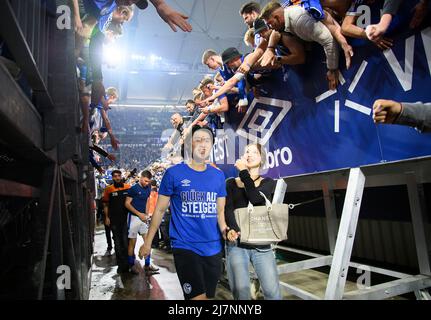 Promotion Schalke, Dong-Gyeong LEE mit Freundin Fußball 2. Bundesliga, Spieltag 33., FC Schalke 04 (GE) - FC St. Pauli Hamburg Hamburg 3: 2, am 7.. Mai 2022 in Gelsenkirchen/Deutschland. #Die DFL-Vorschriften verbieten die Verwendung von Fotos als Bildsequenzen und/oder quasi-Video # Â Stockfoto