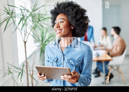 Business businesswoman Leader executativ Meeting Office Tablet lächelnd Portrait Frau Mädchen selbstbewusst schön Stockfoto