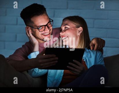 Couple Movie Night tc Laptop Tablet liebt es, Unterhaltung zu sehen Stockfoto