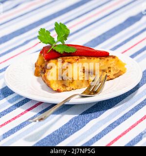 Traditionelle spanische Starter-Tortilla-Patatas mit rotem Piquillo-Pfeffer. Stockfoto
