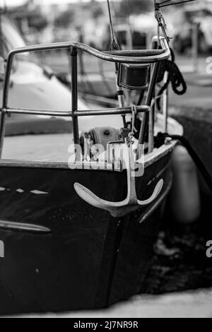 Schiffsanker eines kleinen Bootes.in schwarz und weiß. Stockfoto