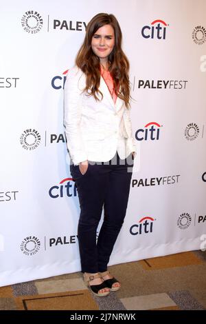 LOS ANGELES - MAR 25: Zoe Jarman beim PaleyFEST - The Mindy Project im Dolby Theater am 25. März 2014 in Los Angeles, CA Stockfoto