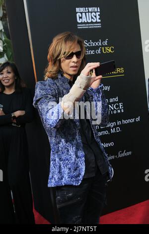 LOS ANGELES - MAR 20: Yoshiki bei der Annual Rebels with A Cause Gala 2. in den Paramount Studios am 20. März 2014 in Los Angeles, CA Stockfoto